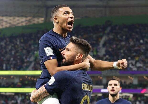 Mbappé procede a intermittenza, ma quando si accende devasta la Polonia: doppietta e assist, 3-1 Francia. Lewandowski a segno su rigore al 99'