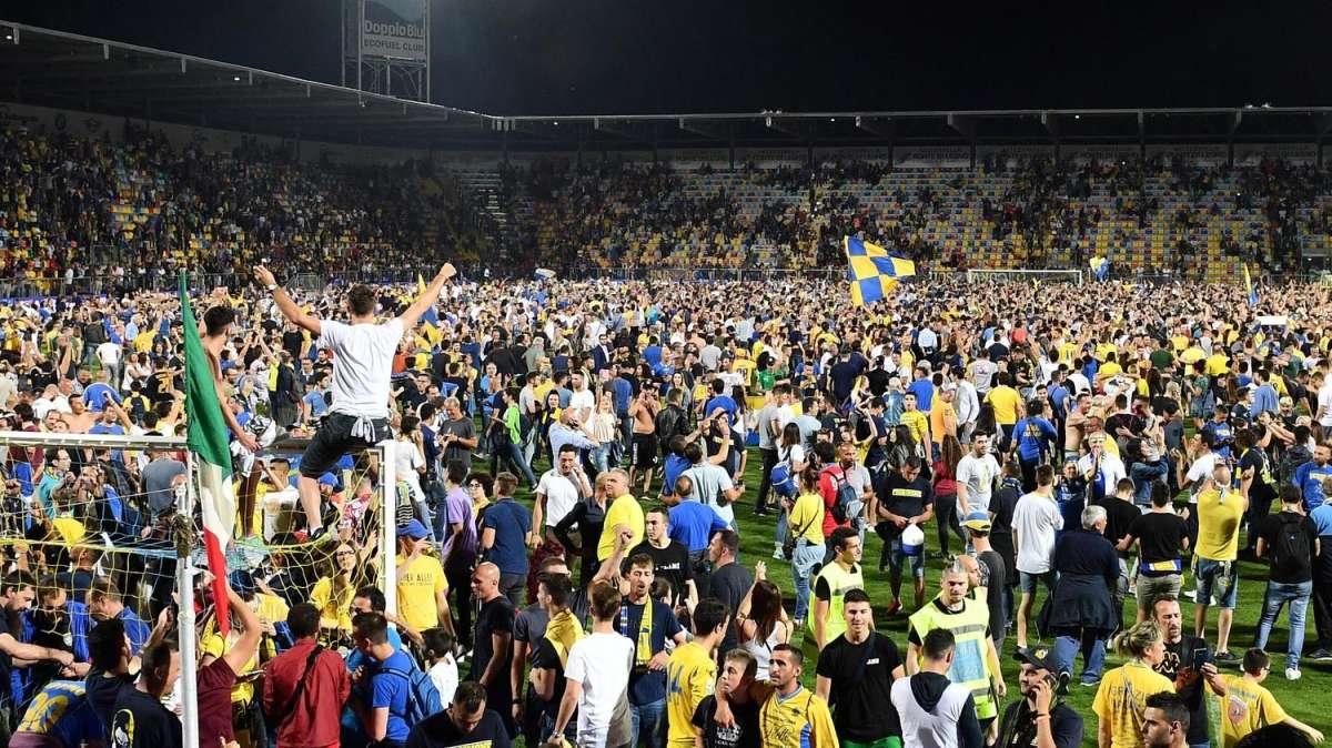 Invasione di campo al 'Benito Stirpe' dopo la promozione in A del Frosinone. Sky: "Non si potrebbe, ma i tifosi sono stati tranquilli e felici"