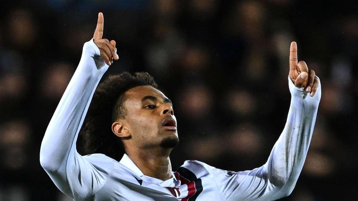 Zirkzee, tecnica clamorosa: segna diversi gol di tacco al volo nel riscaldamento di Frosinone-Bologna