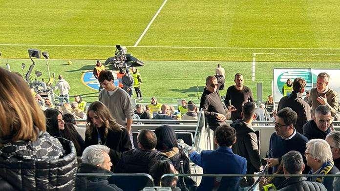 Fotonotizia - Vittorio Sgarbi con la sciarpa del Frosinone durante la sfida alla Juventus 