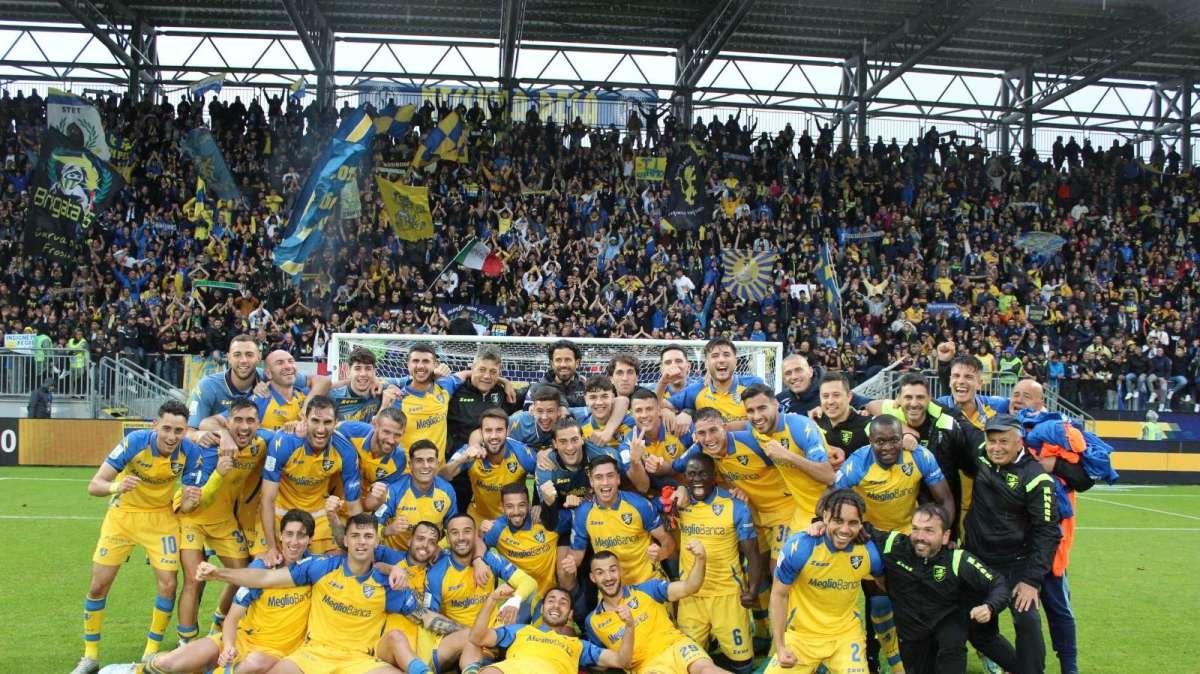 La Foto che resterà nella storia: tutta la rosa con la Coppa sotto la Nord