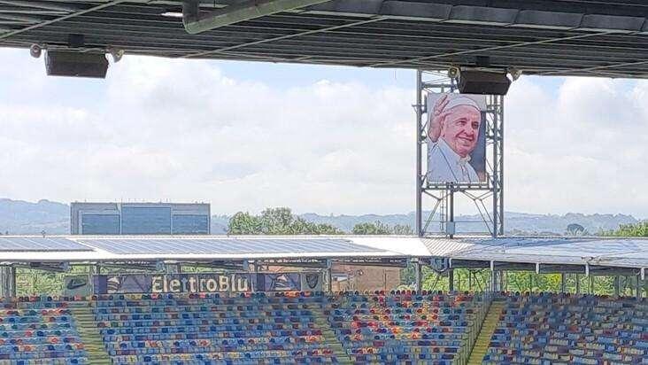 FOTO - Il 'Benito Stirpe' omaggia Papa Francesco: il volto di Bergoglio sul maxischermo dello stadio