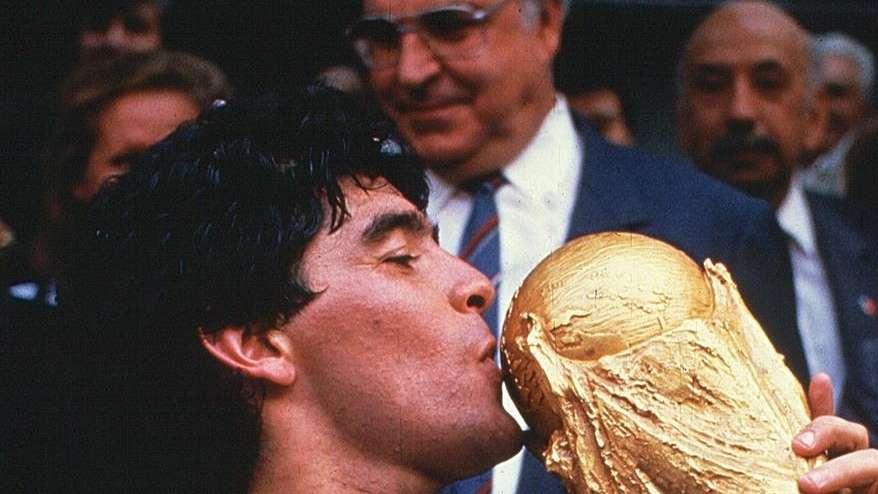 Lega A, la commemorazione di Maradona: minuto di silenzio, lutto al braccio. E omaggio al 10' di ogni gara