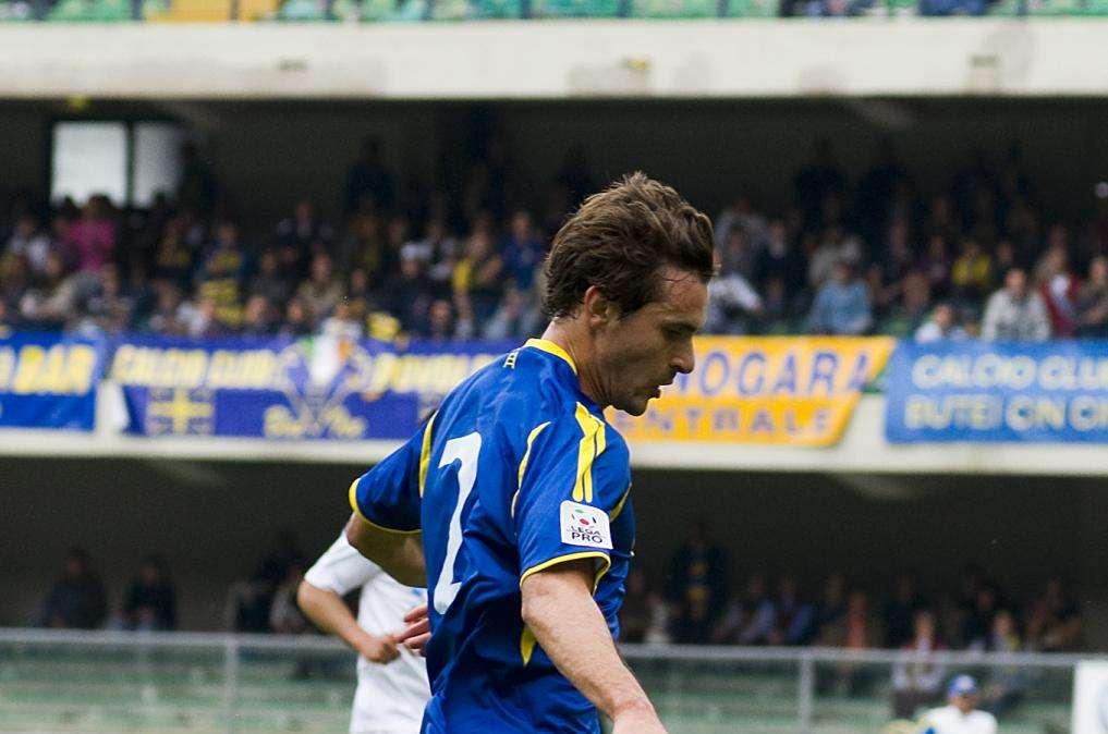 Francesco Cangi al Bentegodi con la maglia dell'Hellas
