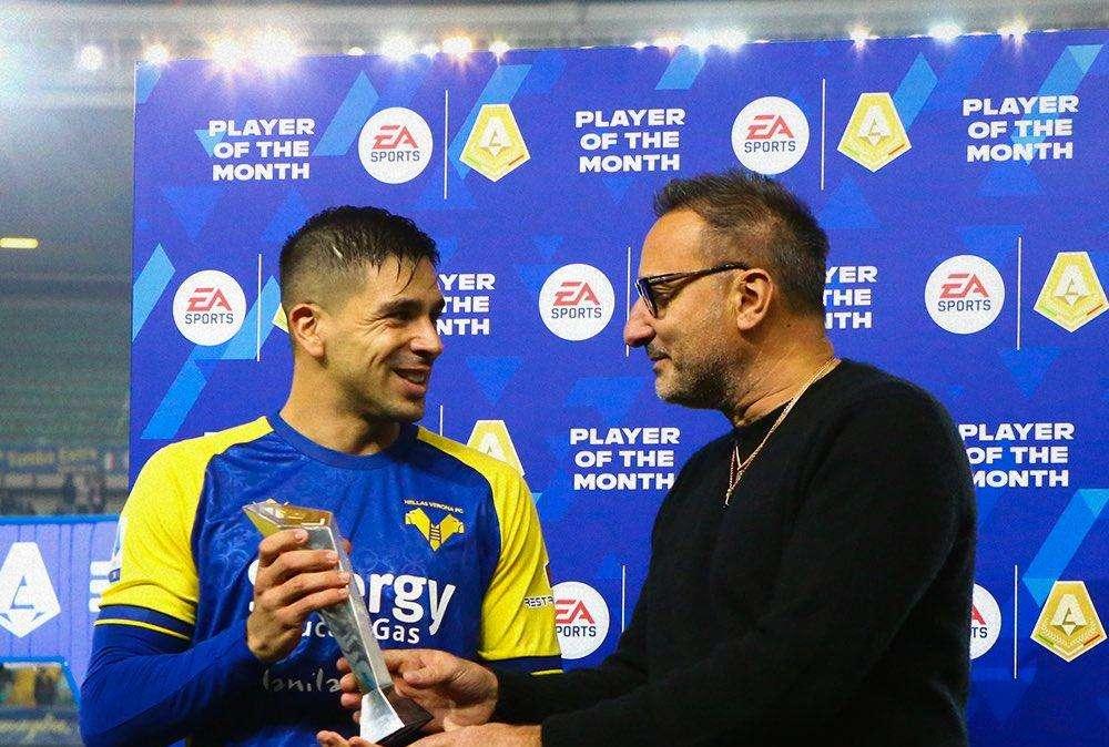 Giovanni Simeone riceve il premio "Player of the Month" nel pre-partita di Verona-Empoli