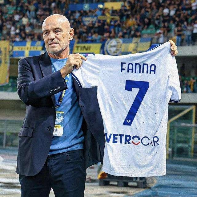 Hellas Verona: maglia ricordo per Pierino Fanno a 40 anni dalla sfida di Coppa Campioni con la Stella Rossa