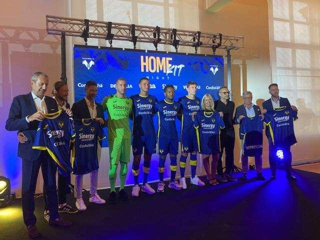 Hellas Verona: presentazione nuova maglia HOME, presenti tutti gli sponsor