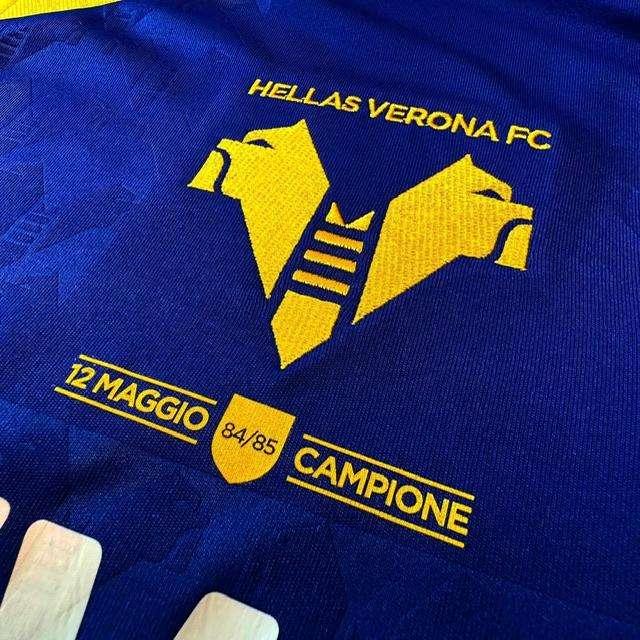 Verona-Torino: sulla maglia dei gialloblù un patch in ricordo dello scudetto del 1985