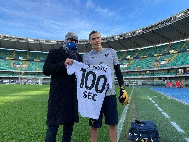 Silvestri e le cento con il Verona: "Non esiste modo migliore per festeggiare questo traguardo" - FOTO