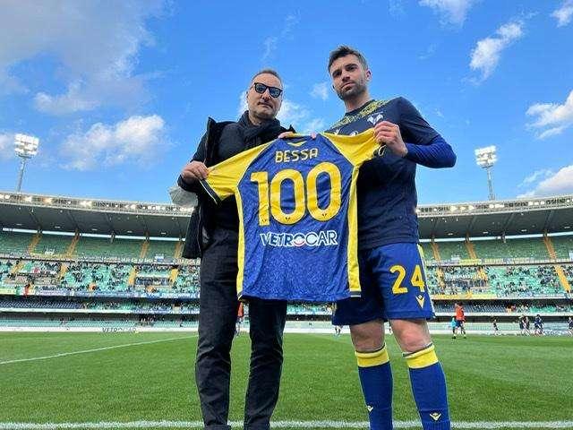 Verona-Genoa: premiato Daniel Bessa per le 100 presenze in maglia gialloblù