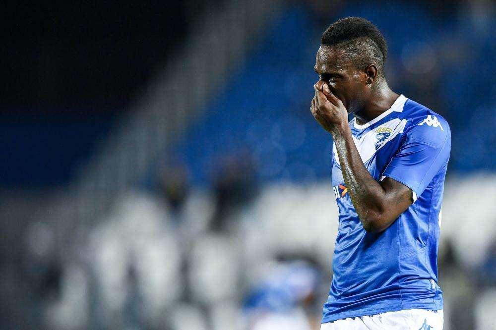 Balotelli via da Verona senza parlare. Corini: “Mario ha detto di aver sentito qualcosa...”