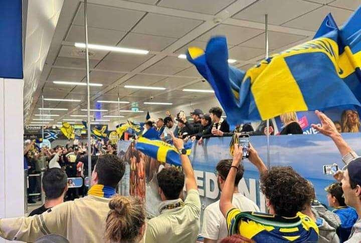 Il Verona è salvo! La festa dei tifosi gialloblù all'aeroporto - FOTO