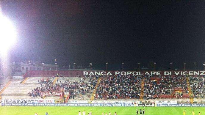 Vicenza, follia ultrà: sfondano il cancello e invadono il campo 