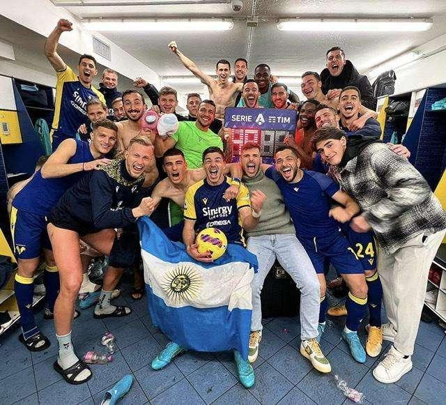Verona-Venezia 3-1, vittoria e salvezza, festa gialloblù negli spogliatoi