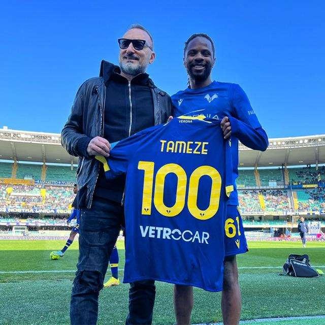 Verona-Monza: premiato Tamèze per le 100 presenze in maglia gialloblù