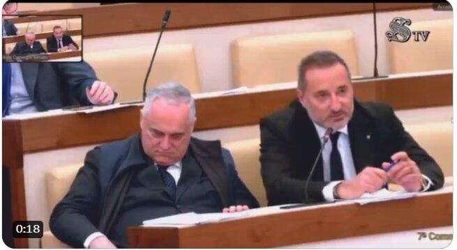 Lotito si addormenta in Senato mentre parla Setti, lo sveglia De Laurentiis