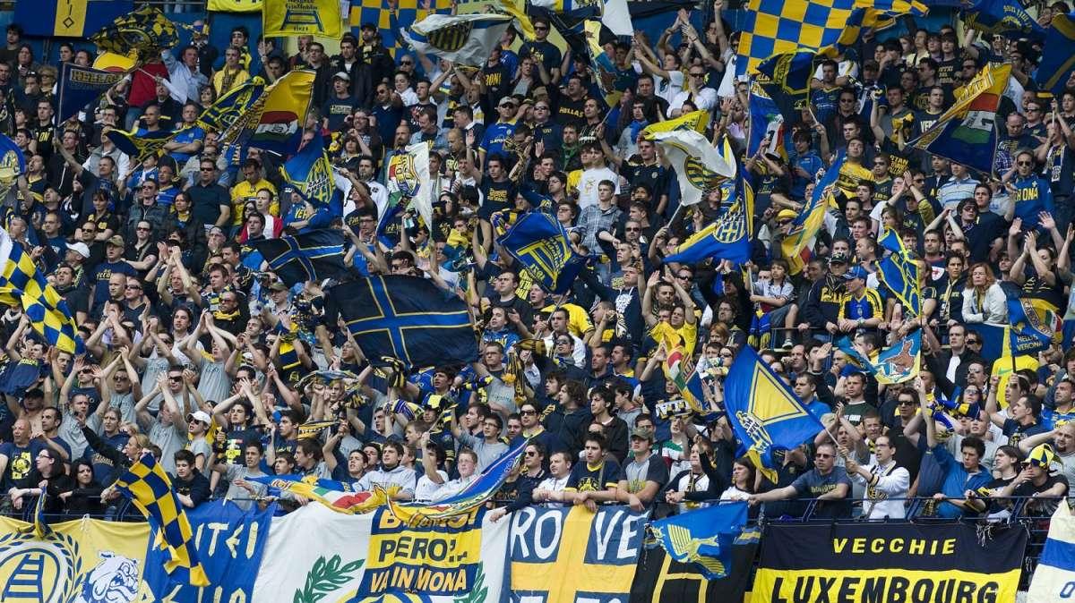 LA CARICA DEI 20.000 TRASCINA L'HELLAS ALLA VITTORIA