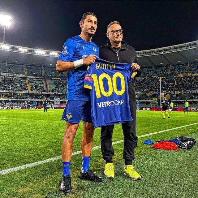 Verona - Roma: premio per Günter per le 100 presenze in maglia gialloblù