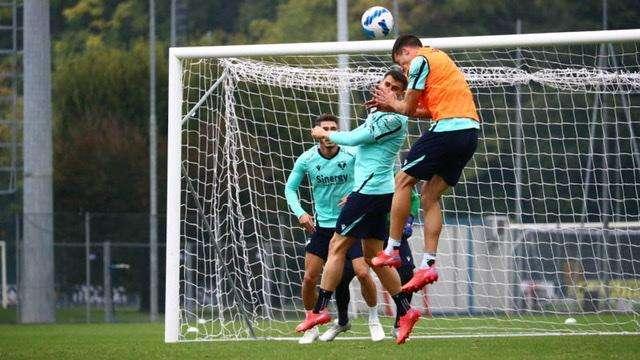 Hellas: possesso palla e partita a campo ridotto per i gialloblù