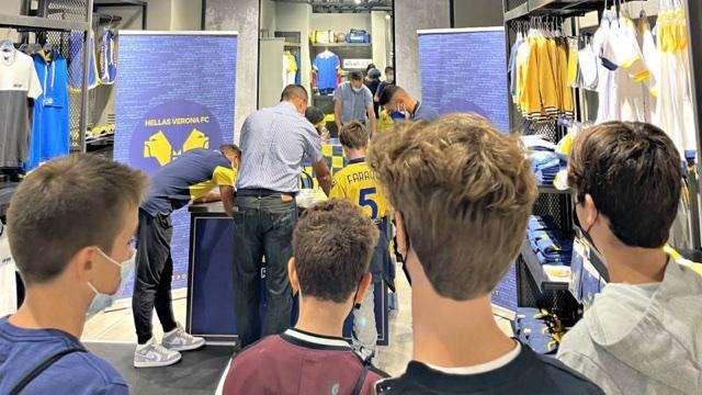 Hellas Verona in Store: grande affetto per Rüegg e Faraoni 