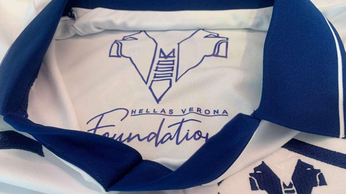 Hellas Verona Foundation: le maglie di Frosinone-Verona all'asta a sostegno di ABEO