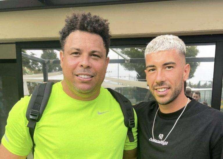 Mattia Zaccagni in compagnia di Ronaldo il Fenomeno a Ibiza