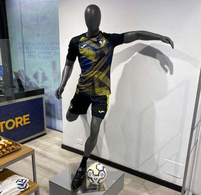 Hellas Verona: riapre l'Hellas Store Arena, ecco il nuovo kit di allenamento