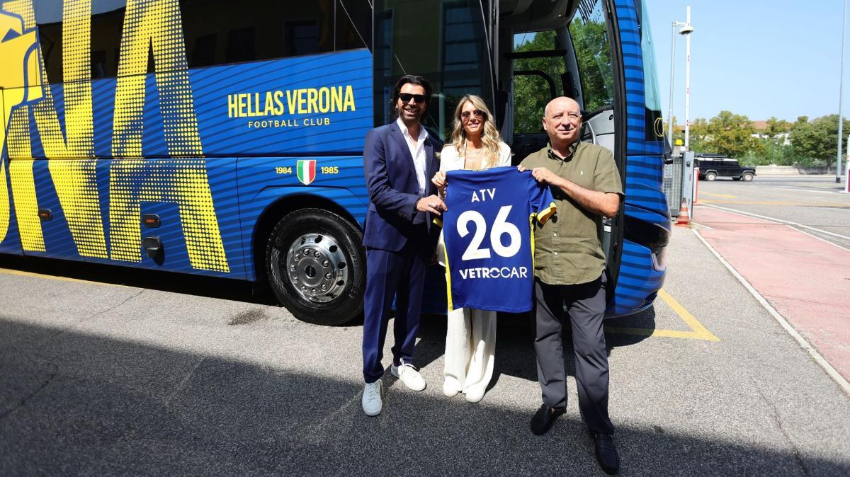 Hellas Verona - presentato il nuovo pullman della squadra gialloblù