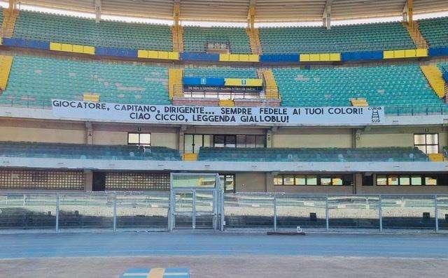 Emiliano Mascetti: striscione dei tifosi gialloblù nella Curva Sud del Bentegodi