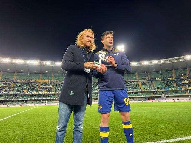 Giovanni Simeone riceve il premio di giocatore del mese di ottobre nel pre-partita di Verona-Cagliari