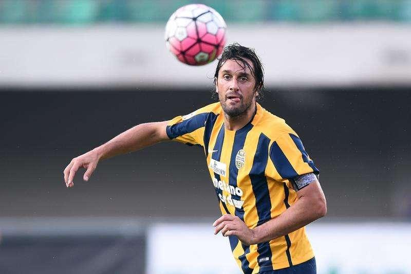 Frosinone-Verona le formazioni ufficiali: torna Toni dal primo minuto, in campo anche Viviani