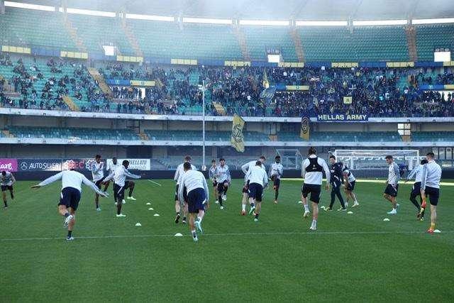 Verso Monza - Verona: tifosi gialloblù vicini alla squadra nell'allenamento di rifinitura