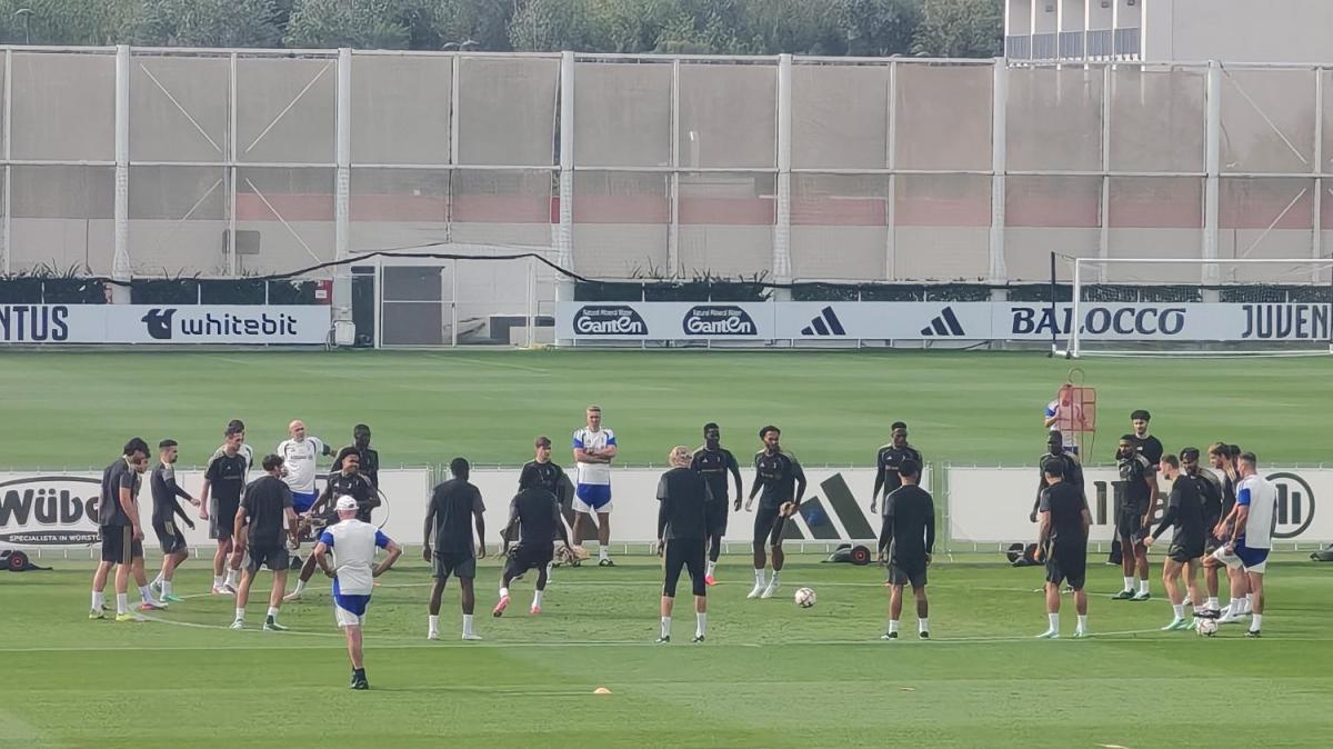 Juve in campo per l’allenamento. Cambiaso e McKennie in gruppo. Presente Elimoghale. Spalletti palleggia con i portieri