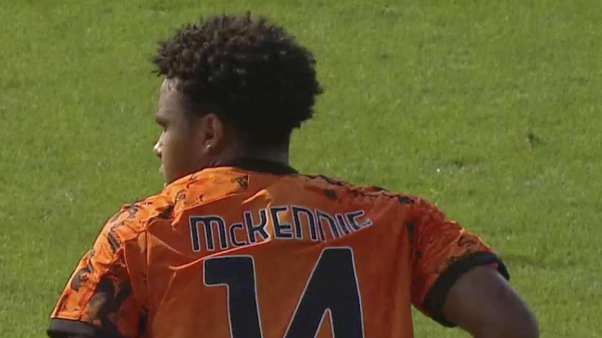 Ramsey e MCKENNIE si giocano una maglia 