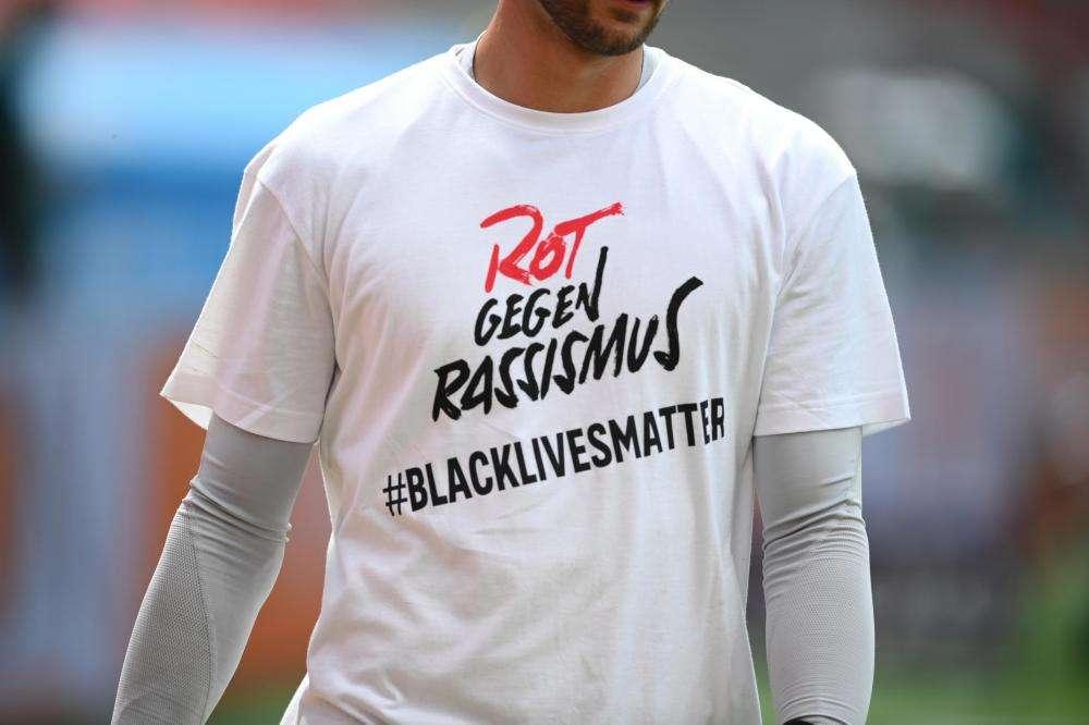 Bayern, riscaldamento con maglie BlackLivesMatter