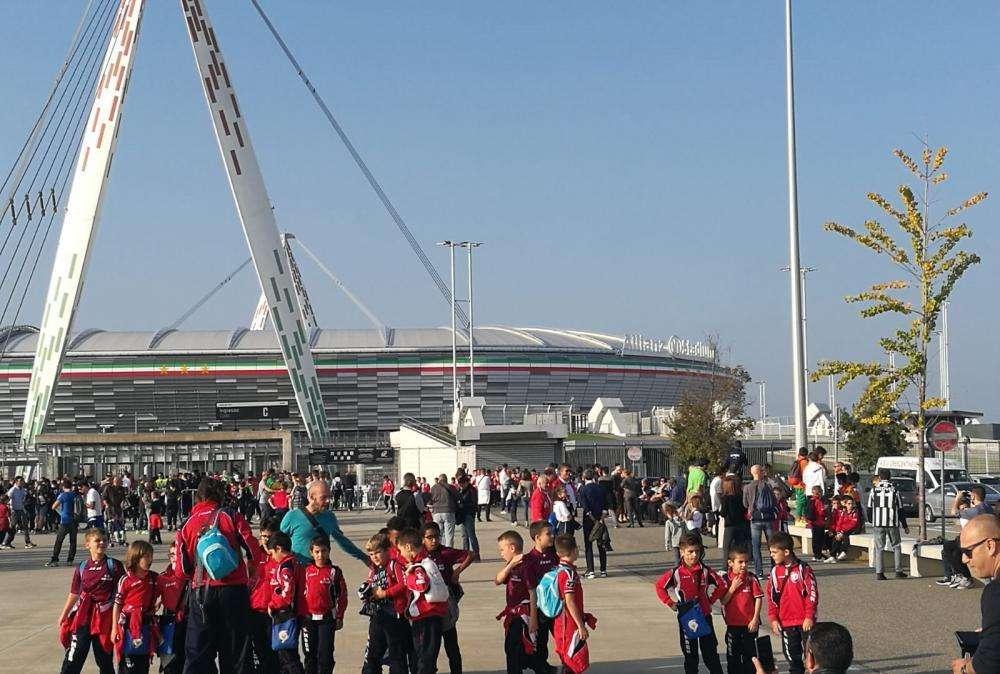 LIVE TJ - L'arrivo del pullman della Juventus, salutato da tanti bambini
