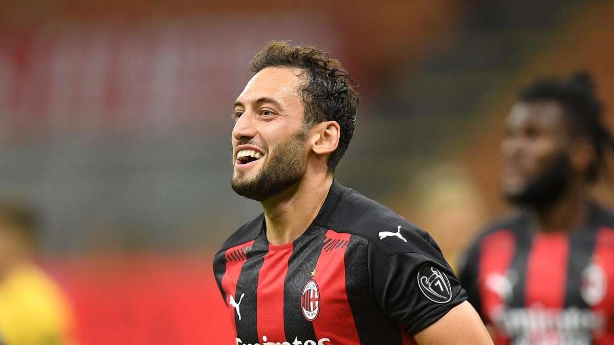 Corsera - Calhanoglu chiede al Milan il raddoppio dell'ingaggio, Juventus in agguato
