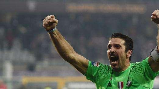 BUFFON: "Caro Iker, passiamo noi". CASILLAS: "Buona fortuna Gigi, ma dalla prossima partita"