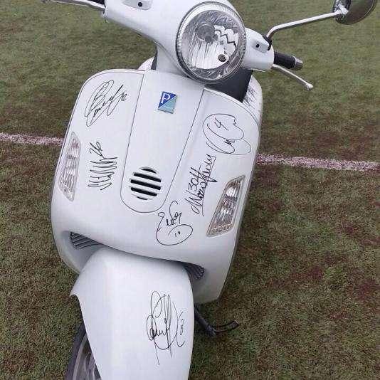 Chiellini mette all'asta la mitica Vespa 125GTS autografata dalla Juventus