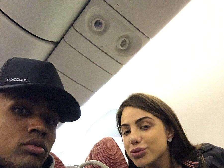 Douglas Costa, selfie in aereo. Arriva a Torino?