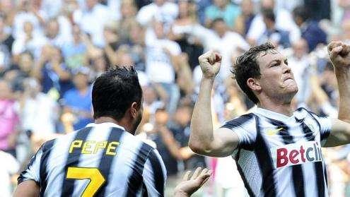Lichtsteiner fa festa nello spogliatoio con i compagni