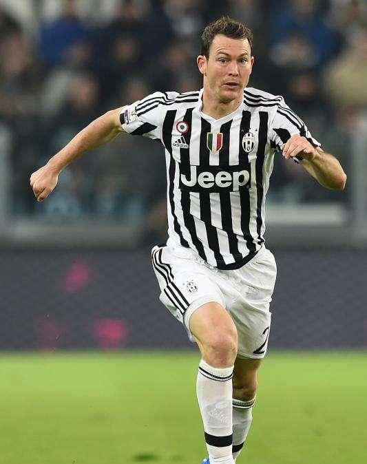 Lichtsteiner, il fratello-agente dello svizzero furioso con Paratici: le ultime