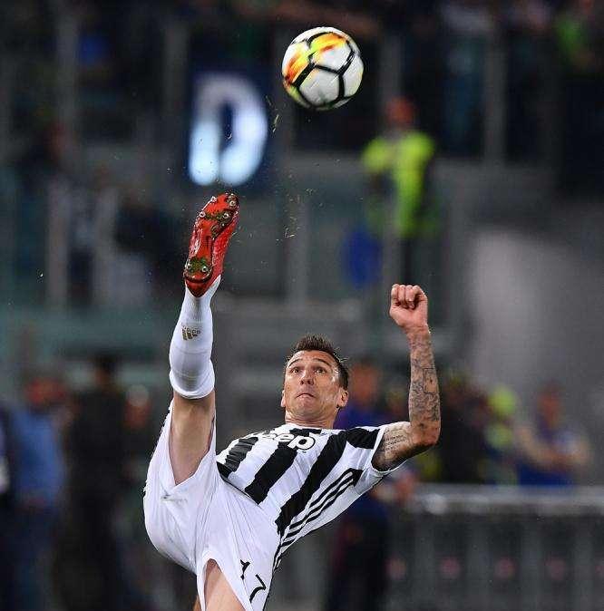 Mandzukic posa con i suoi agenti su Instagram. Addio vicino?