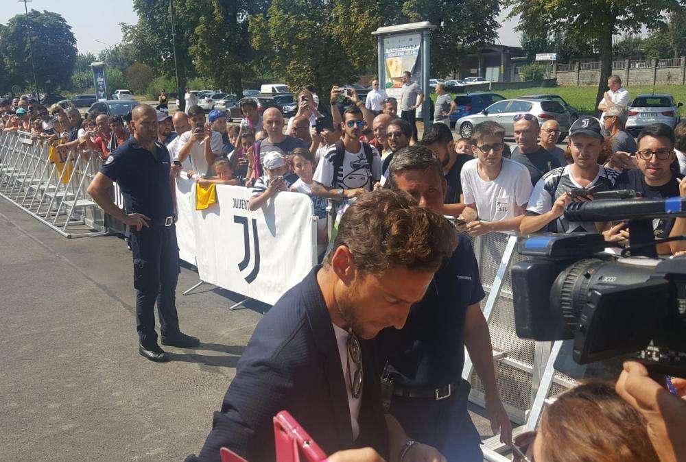 LIVE CONTINASSA - Allenamento personalizzato per i giocatori della Juve. Agnelli ha assistito alla seduta mattutina. Chiellini si è fermato per fare autografi ai tifosi. Marchisio ha lasciato la Continassa (FOTO - VIDEO)