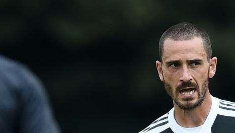 Bonucci esce per primo dagli spogliatoi come i vecchi tempi. Uno stendardo gli dà il "Bentornato"