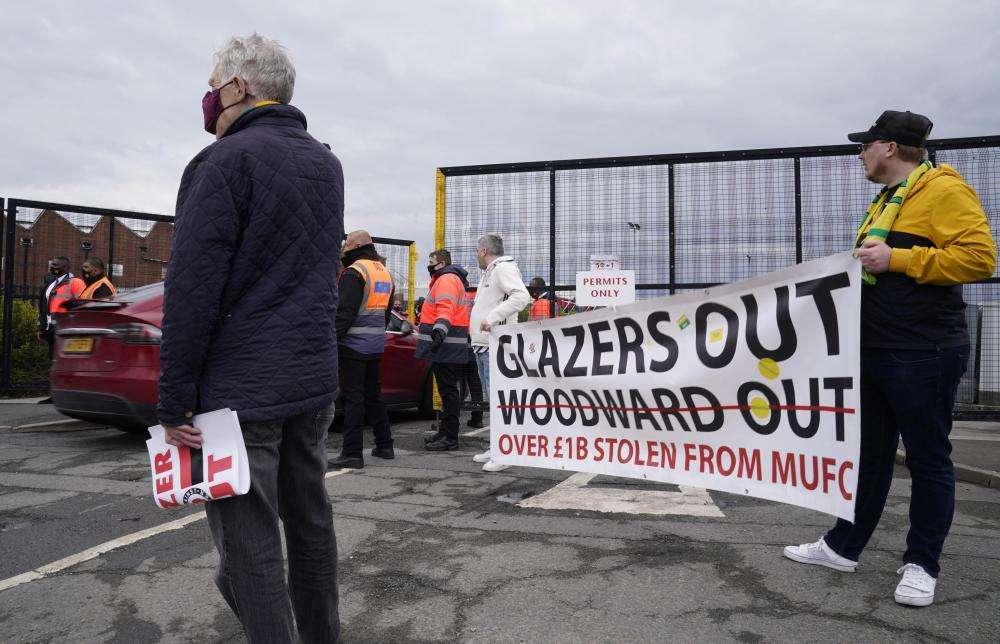 Contestazioni antiGlazer a Manchester, tifosi in campo