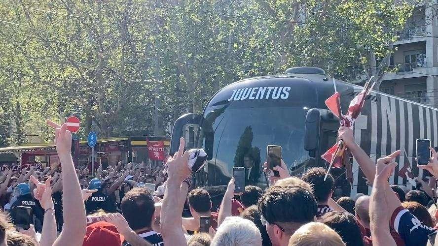 LIVE TJ - L'arrivo di Torino e Juventus all'Olimpico. Fischi per i bianconeri (VIDEO)