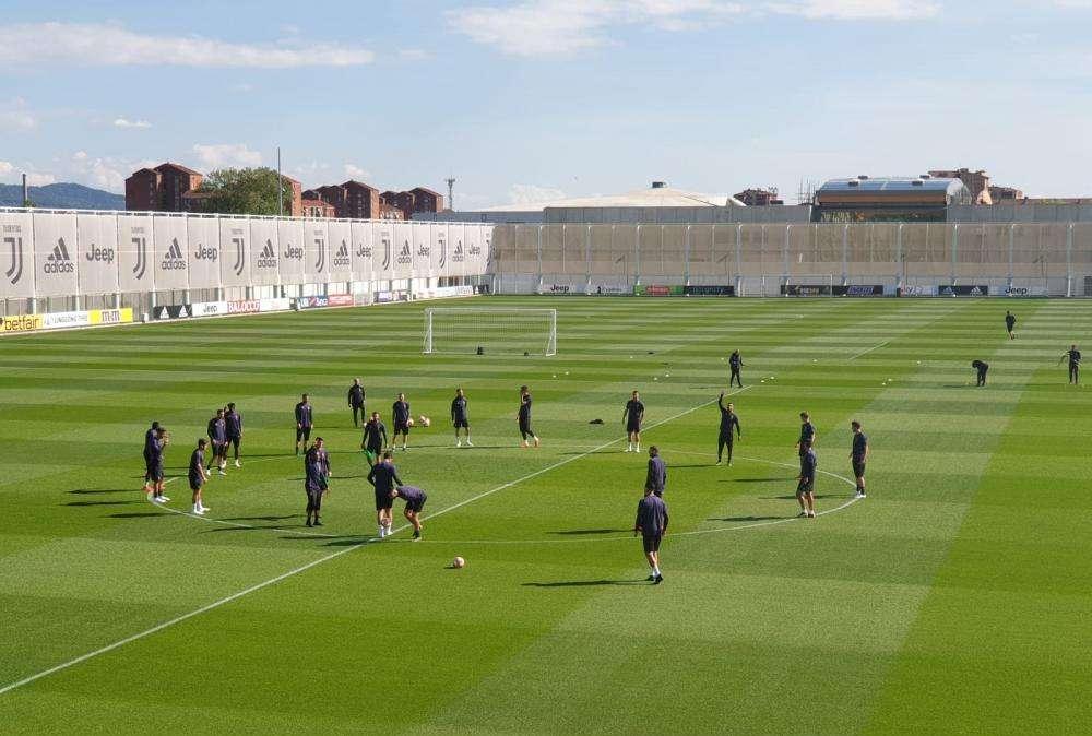FOTO/VIDEO - La squadra non si allena da sola: alla Continassa ci sono tantissimi tifosi