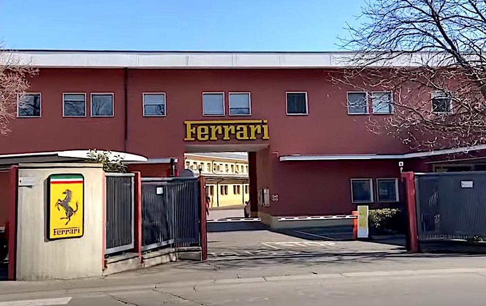 Nel parcheggio del JTC compare una Ferrari SF-26: la reazione dei giocatori della Juventus