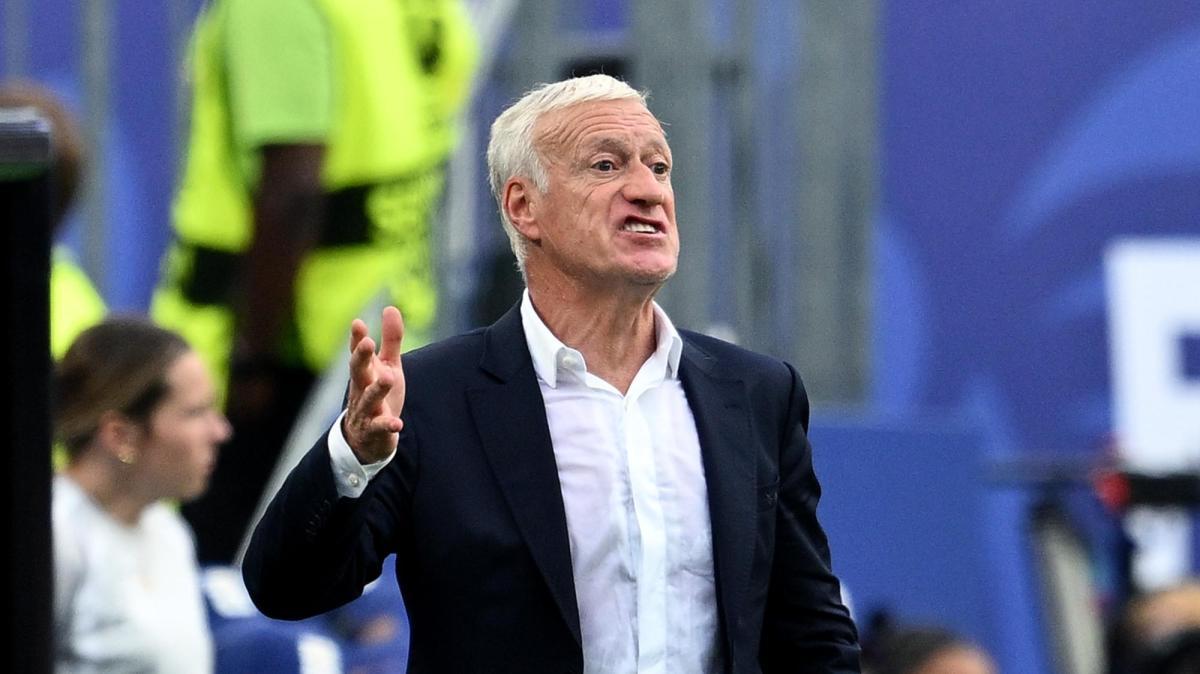 Francia, niente lutto al braccio per la mamma di Deschamps: la Fifa dice no e scoppia la polemica